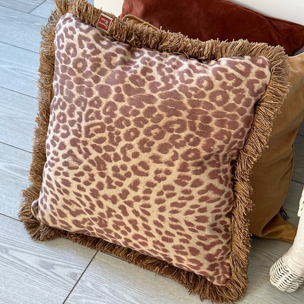 Sherry Kilne throw pillow (1 piece)